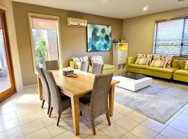 Specious ex-display 5 BDR house,up to 15 guests- Williams Landing, Hotel in Laverton