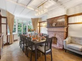 13-Bed London Gem, Opposite Tube Station less than 1 min walk