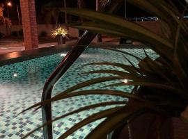 Rooma Kichi Private Pool, guesthouse kohteessa Pantai Cenang