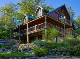 Grenville Gem: Luxury Chalet,Pool & Jacuzzi Oasis, luxury hotel in Grenville-sur-la-Rouge