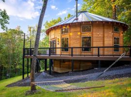 Shenandoah Yurt: Hot Tub~Wood Stove~WiFi~EVcharger, hotel with parking in Stanley