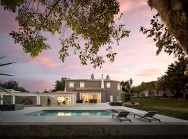 Luxury Villa, With A Private Pool, 10 Min- Quinta Do Lago โรงแรมที่มีที่จอดรถในอัลมันซิล