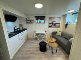 Mini apartment in centre of Jørpeland: Strand şehrinde bir daire
