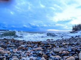 Oceanfront Crackling Cove Cottage NEW, feriebolig i Prospect Harbor