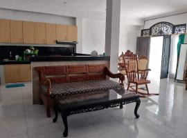 Raka's Guest House, hotel v destinaci Mayong