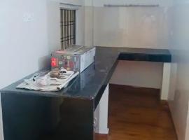 Pretty park facing 2 bedroom guesthouse near lohia park Gomtinagar, B&B i Lucknow