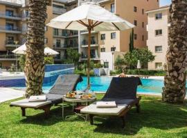 Elysia park wellness 2 bedroom apartment, hotel en Pafos