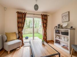 Stylish & spacious 3 bedroom entire house in Lisburn with parking, hotel in Lisburn