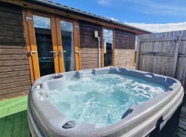 Cleish 7 With Private Hot Tub - Fife - Loch Leven - Lomond Hills - Pet Friendly，Kelty的飯店
