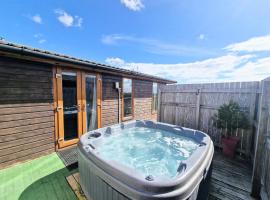 Cleish 7 With Private Hot Tub - Fife - Loch Leven - Lomond Hills - Pet Friendly, hótel í Kelty