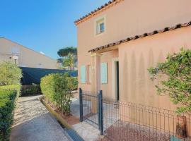 Petite villa au calme dans résidence avec piscine, hotell i Fréjus