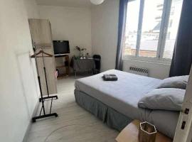 Chambre double privée chez l'habitant, très bon emplacement avec parking privé et grand jardin, Privatzimmer in Dieppe