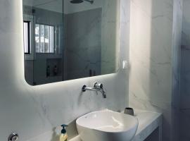 AVALON Luxury Suites: Ermoupoli şehrinde bir lüks otel