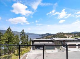 Luxury Home with Amazing Lake Okanagan Views、ケロウナのホテル