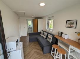 En-suite double room with private entrance, homestay in Edinburgh