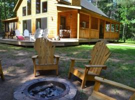 Camp Pinemere - Large Northwoods Private Home, מלון במינוקואה