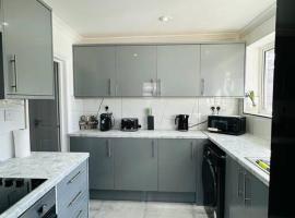 Deluxe Bungalow，位于Longham的酒店