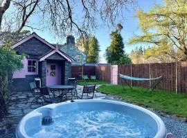 Cosy Country Cottage in Eryri Snowdonia with Hot Tub near Cardigan Bay
