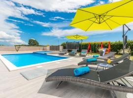 Tinj에 위치한 주차 가능한 호텔 Villa Maris with Private Pool