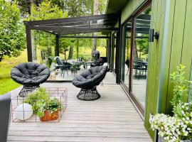 House and sauna where city comforts meet nature, atostogų namelis mieste Aiaste