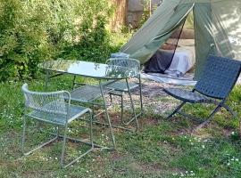 Indian tent glamping, tented camp en Mrše