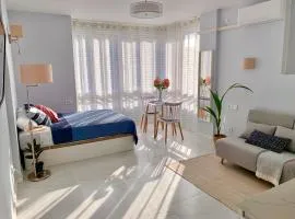 Elegant studio with pool and seaview