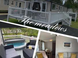 41 the meadows luxury hot tub holidays tattershall lakes, отель в городе Таттершолл