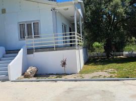 Villa Ermis, cabana o cottage a Dhërmi