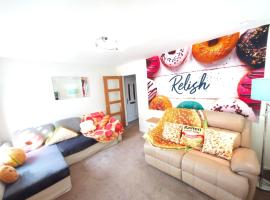 The Relish - ground floor flat in Largs, hotell i Largs