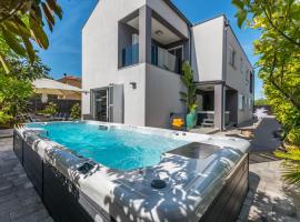 House with pool Ledenko, hotel with jacuzzis in Biograd na Moru