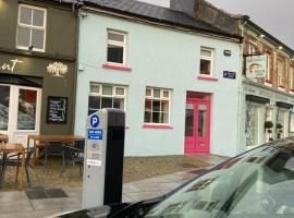 Pink door house in Clifden, hotel em Clifden