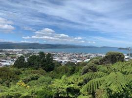 3 bed apartment with stunning harbour views, hotel in Lower Hutt