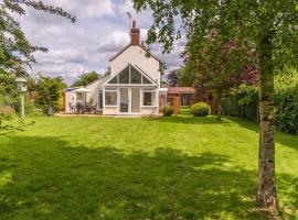 Dog friendly cottage on the edge of the Norfolk Broads, villa in Hickling