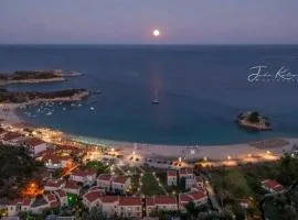 AURA 100 μέτρα από την παραλία