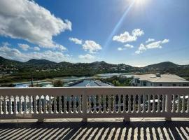 Come Enjoy Lakeside Bungalow, hotel in Gros Islet