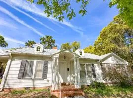 Adorable 1920s home near UF stadium sleeps 10