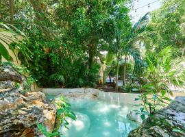 Stunning Mansion 6BR With Artificial Cenote and Private Pool With Ocean View、プラヤ・デル・カルメンのホテル