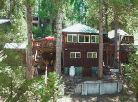 Sugar Pine cabin in the woods King bed Fire pit, hotel sa Oakhurst
