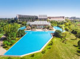 InterContinental Heilong Lake, an IHG Hotel, курортный отель в городе Meishan