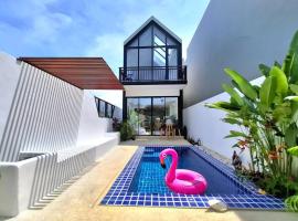 WEnottravelalonehouse villa Phuket, hotel v destinácii Ban Phak Chit