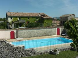 Gîtes de charme la FENIERE, 105 m2, 3 ch dans Mas en pierres, piscine chauffée, au calme, sud Ardèche, casa o chalet en Joyeuse