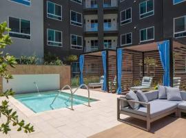 8 minutes to Disneyland Sleeps 7 with 5 Beds 2 Bathrooms, apartment in Anaheim