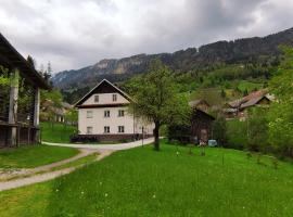 Domačija Markc, hotel com piscina em Železniki
