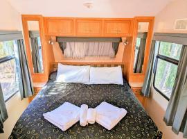 Cypress Caravan Stay, δωμάτιο σε οικογενειακή κατοικία σε Emerald