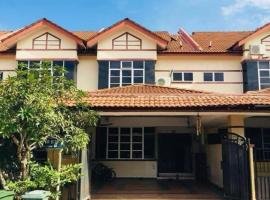 Casa Lily Residence IM8, hotel with parking in Kampong Darat Mak Bar
