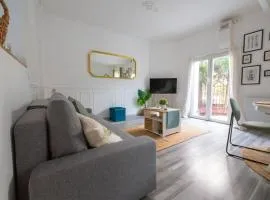 Beautiful flat with private terrace near the train