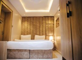 DE LEVERAGE HOTEL & SUITES, отель в Лагосе, в районе Surulere