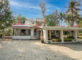 SidDes - 2BHK Villa with Jacuzzi, hotel with parking in Kudān