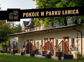 Pokoje w parku i folwarku przy Pałacu Ławica, khách sạn ở Kłodzko