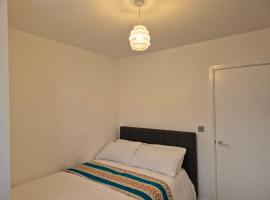 One Double Room in a 4 bedroom family home in Broomfield, ubytování v soukromí v destinaci Chelmsford